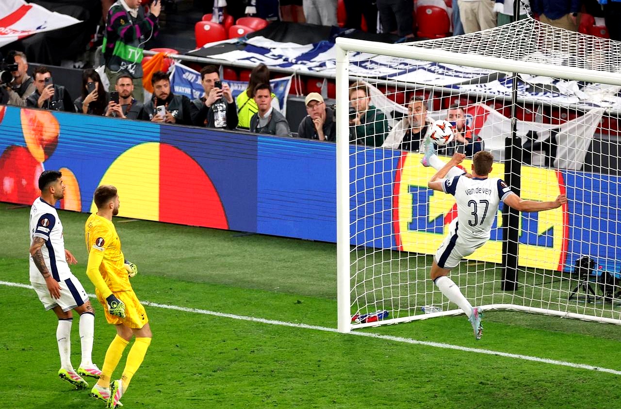 包含热刺主场带球通过，小组第一无悬念的词条