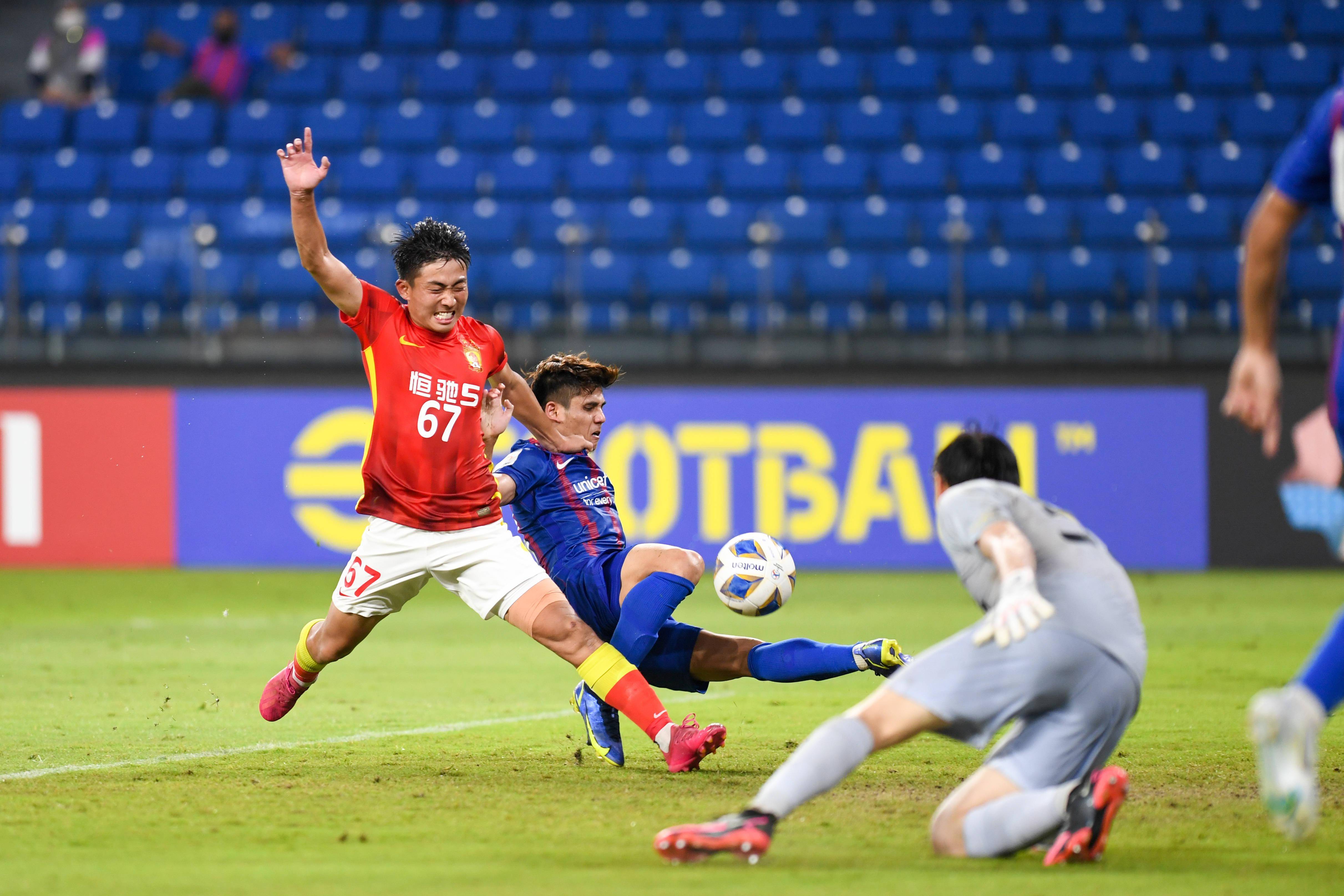 亚冠比赛现场气氛火爆，球迷热情高涨