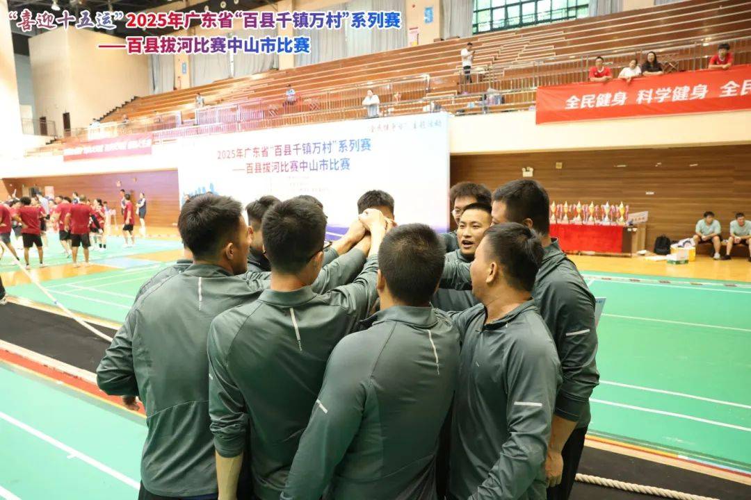 体育赛事中,两队在尽全力争取胜利的较量 体育赛事中,两队在尽全力争取胜利的较量