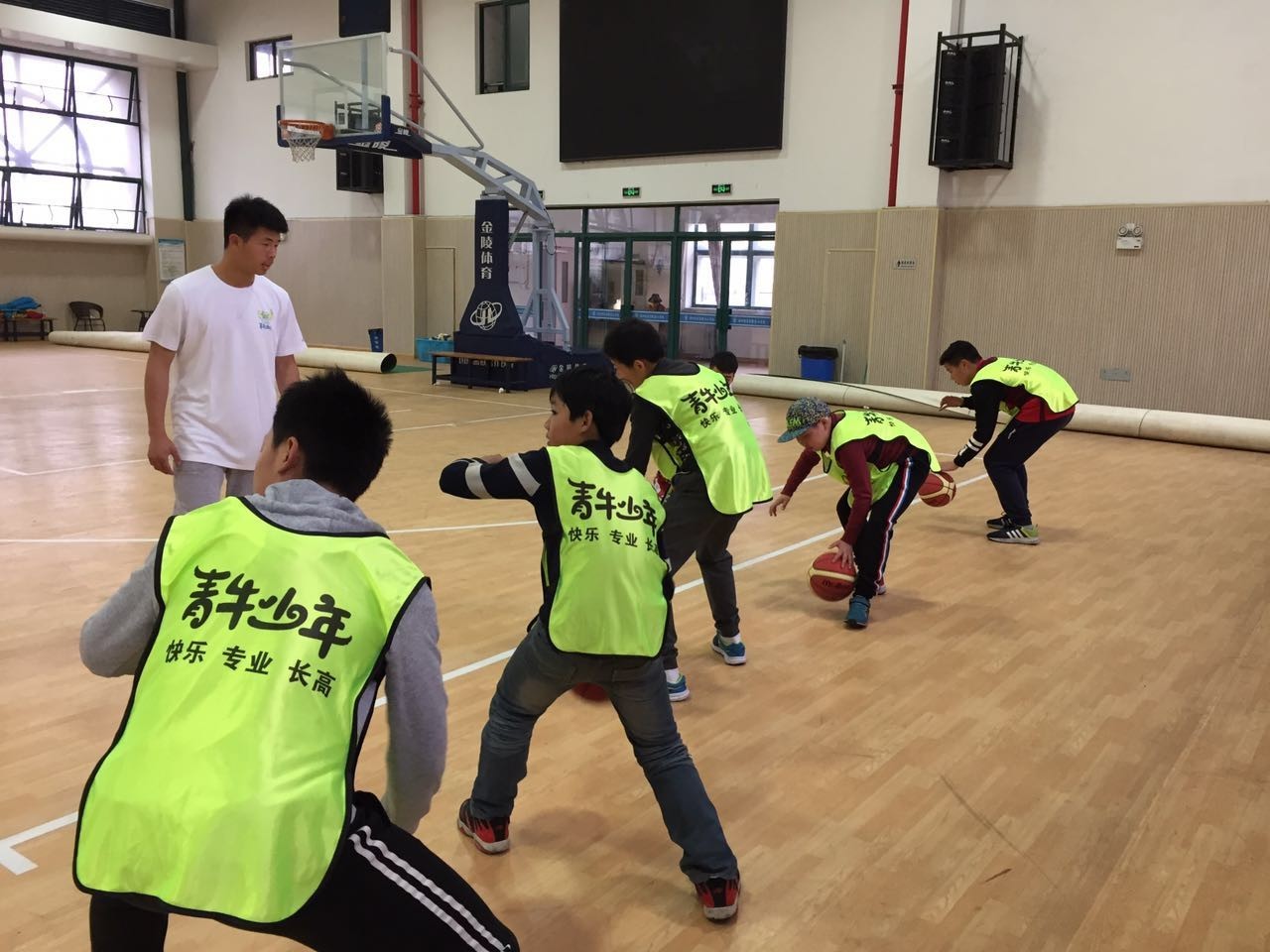 青少年篮球夏令营开幕,培养健康体魄和团队精神的简单介绍 青少年篮球夏令营开幕,培养健康体魄和团队精神的简单介绍