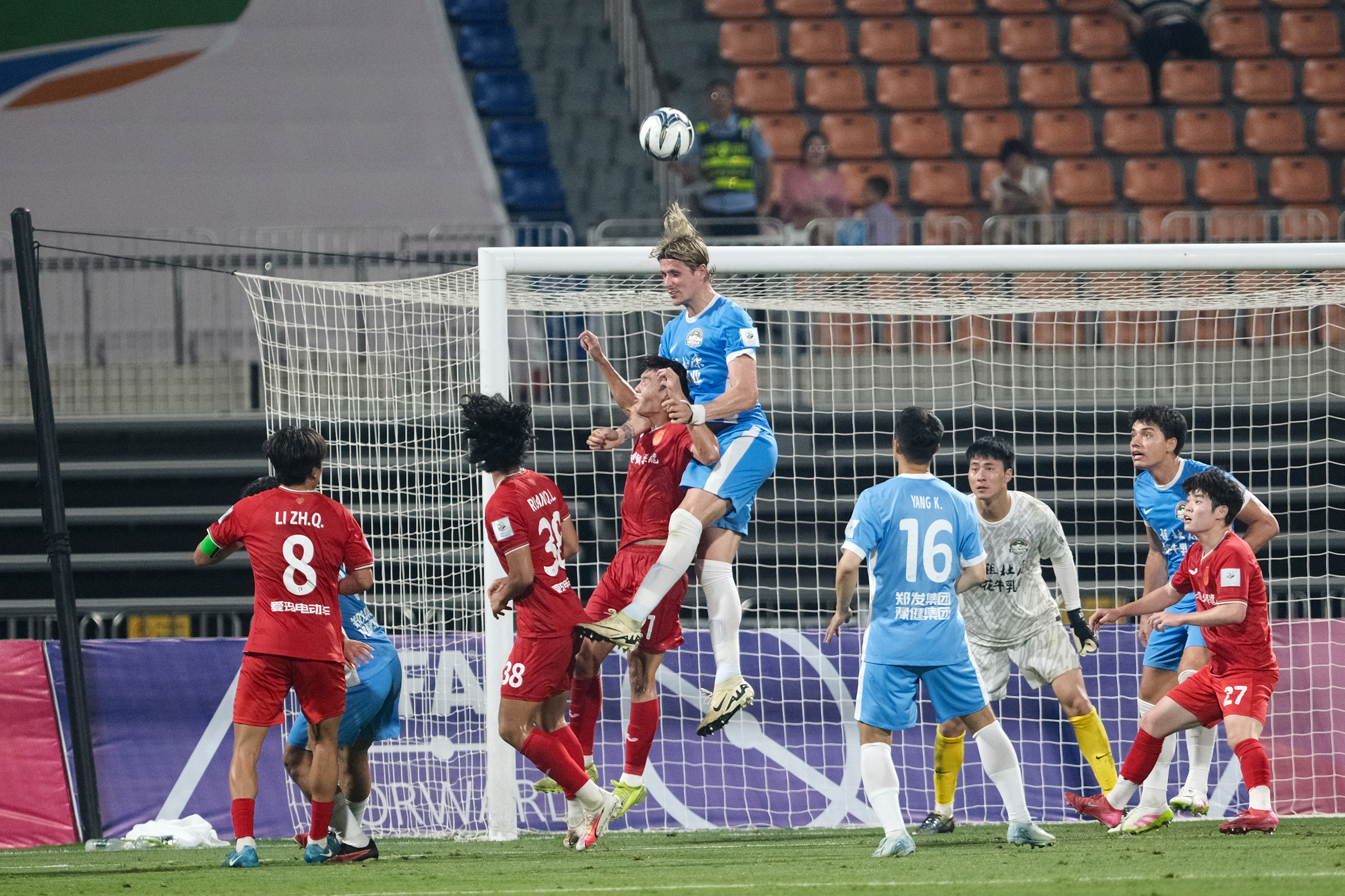 足球友谊赛轮番进行,精彩角逐引众多观众驻足的简单介绍 足球友谊赛轮番进行,精彩角逐引众多观众驻足的简单介绍