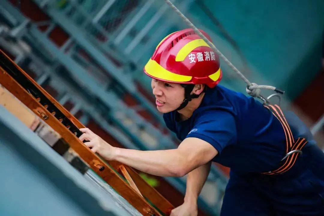 无畏攻守:足球比赛中的无畏拼搏 无畏攻守:足球比赛中的无畏拼搏