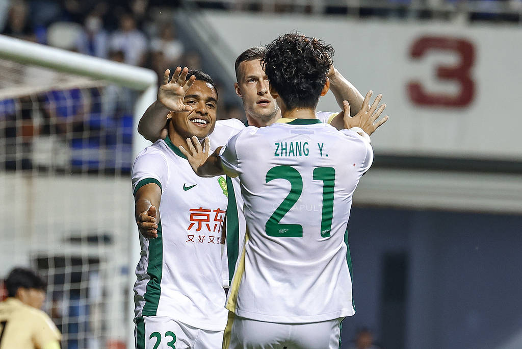 双方队伍在赛场上展开激烈角逐 双方队伍在赛场上展开激烈角逐