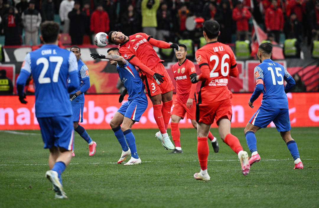 足球场上的精彩比赛为球迷带来无限快乐 足球场上的精彩比赛为球迷带来无限快乐