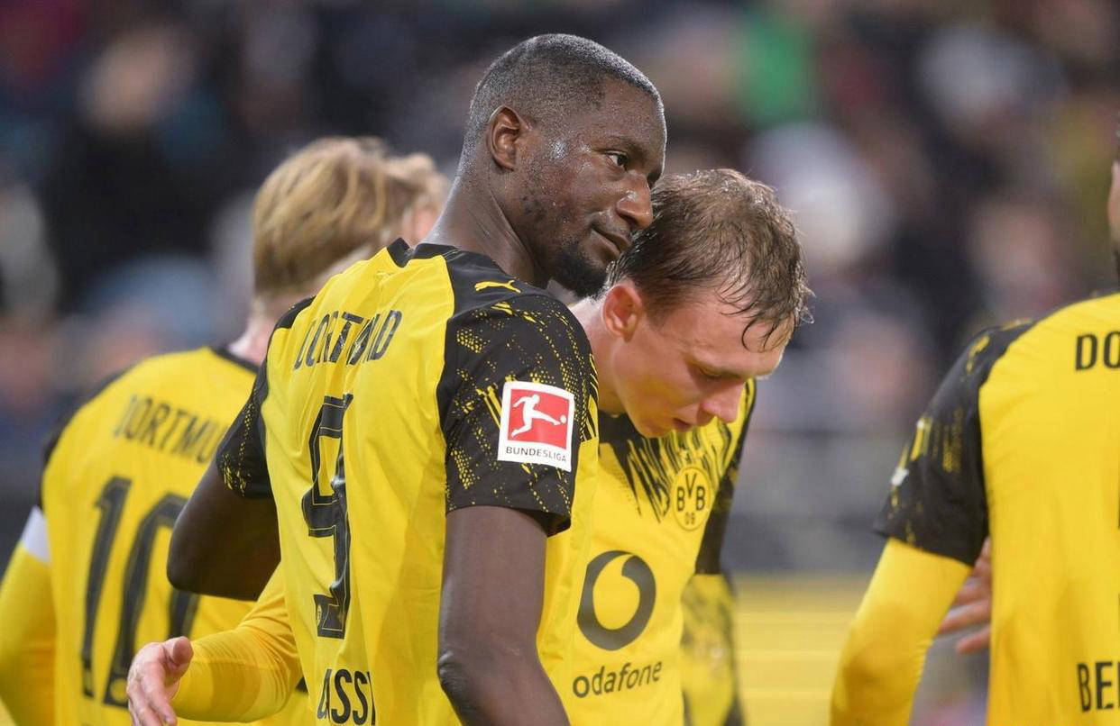 包含奥格斯堡客场战平，艰难保持不败纪录的词条