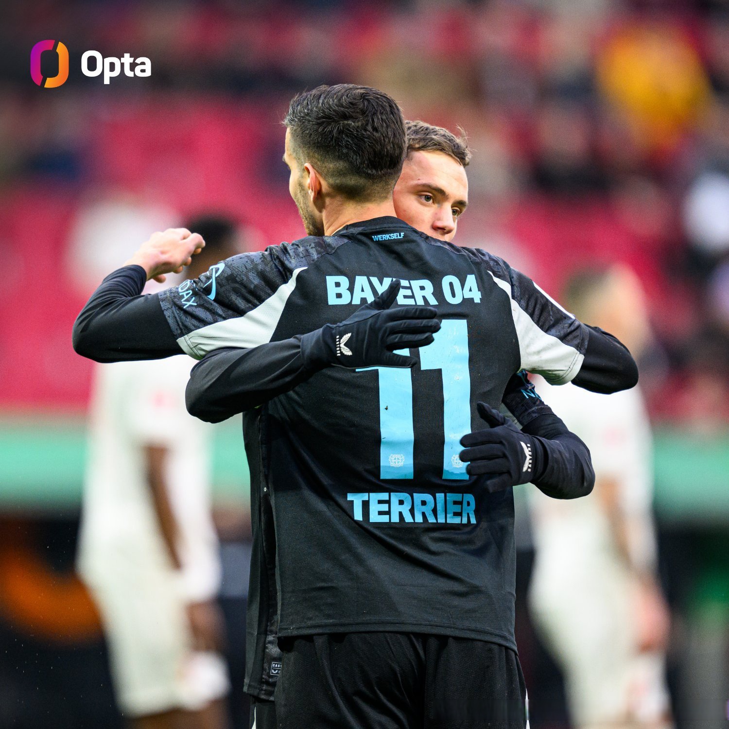 包含奥格斯堡客场战平，艰难保持不败纪录的词条