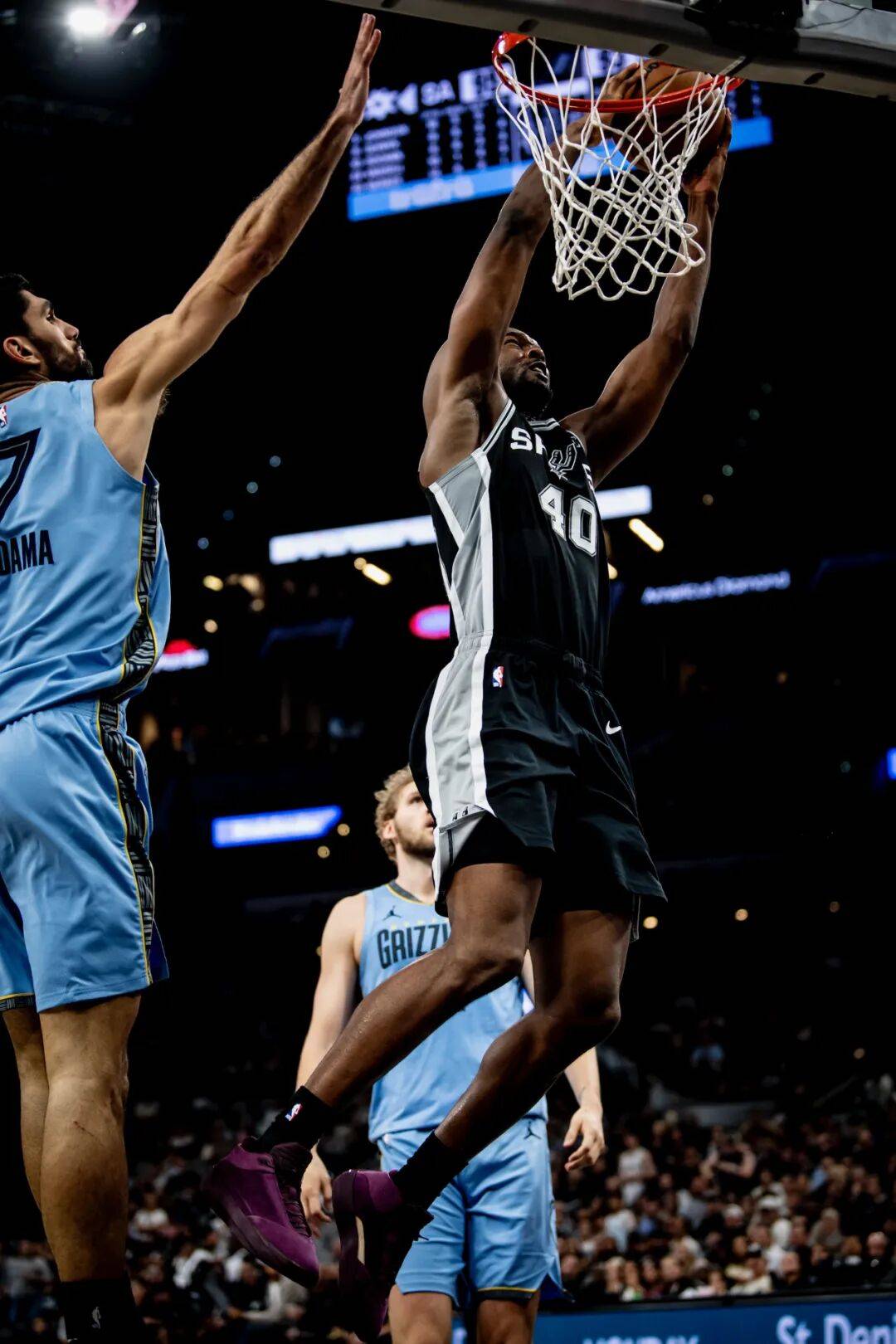 马刺队老将经验发挥作用，带领球队取胜