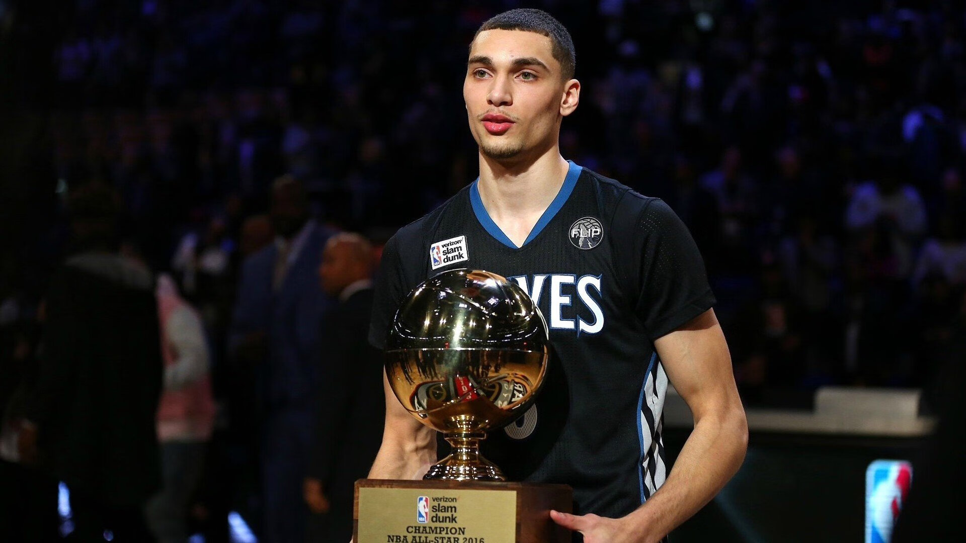 欧冠淘汰赛焦点战,魔术连续得分压制猛龙