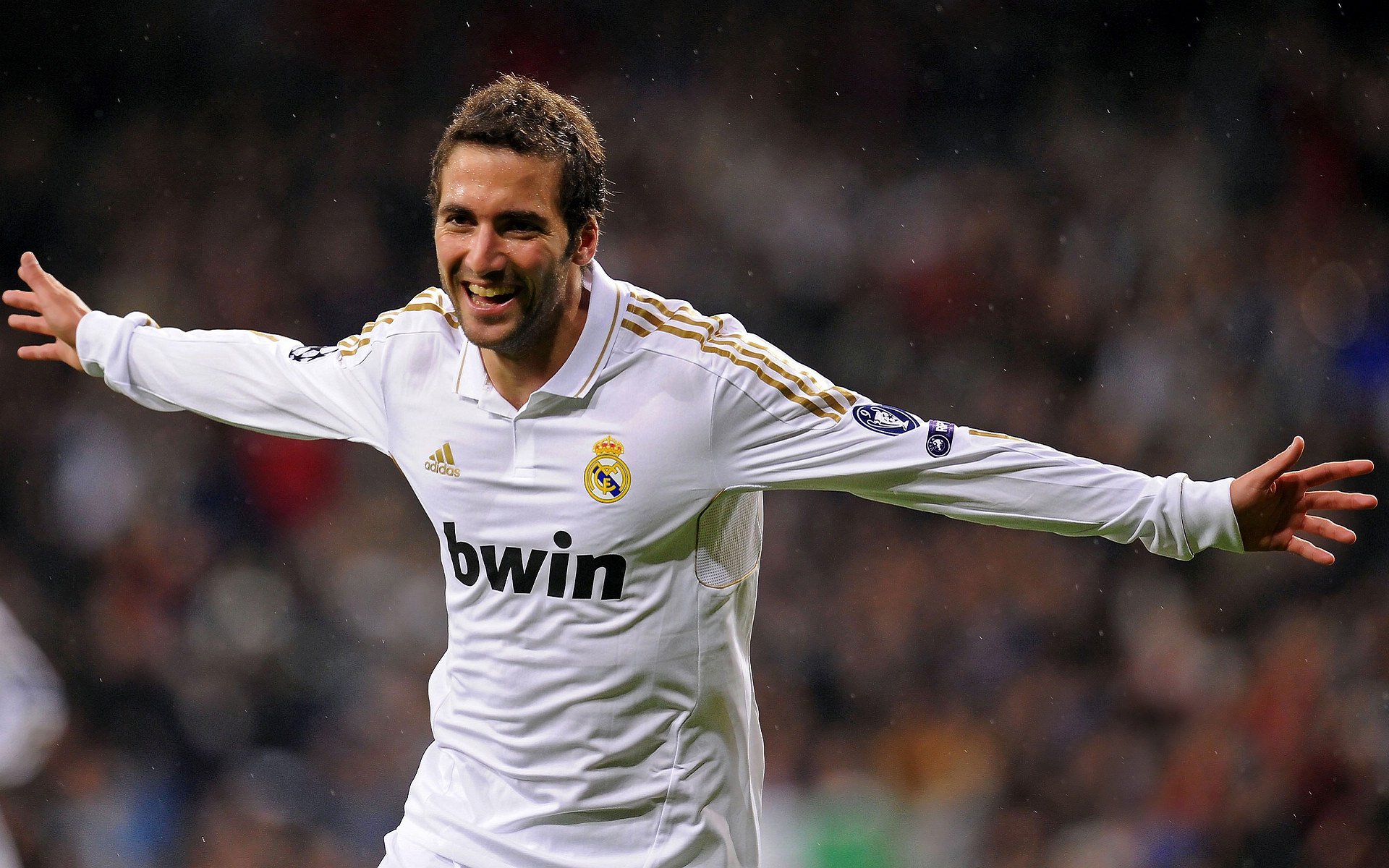 德甲争冠战之夜,C罗用实力证明自己