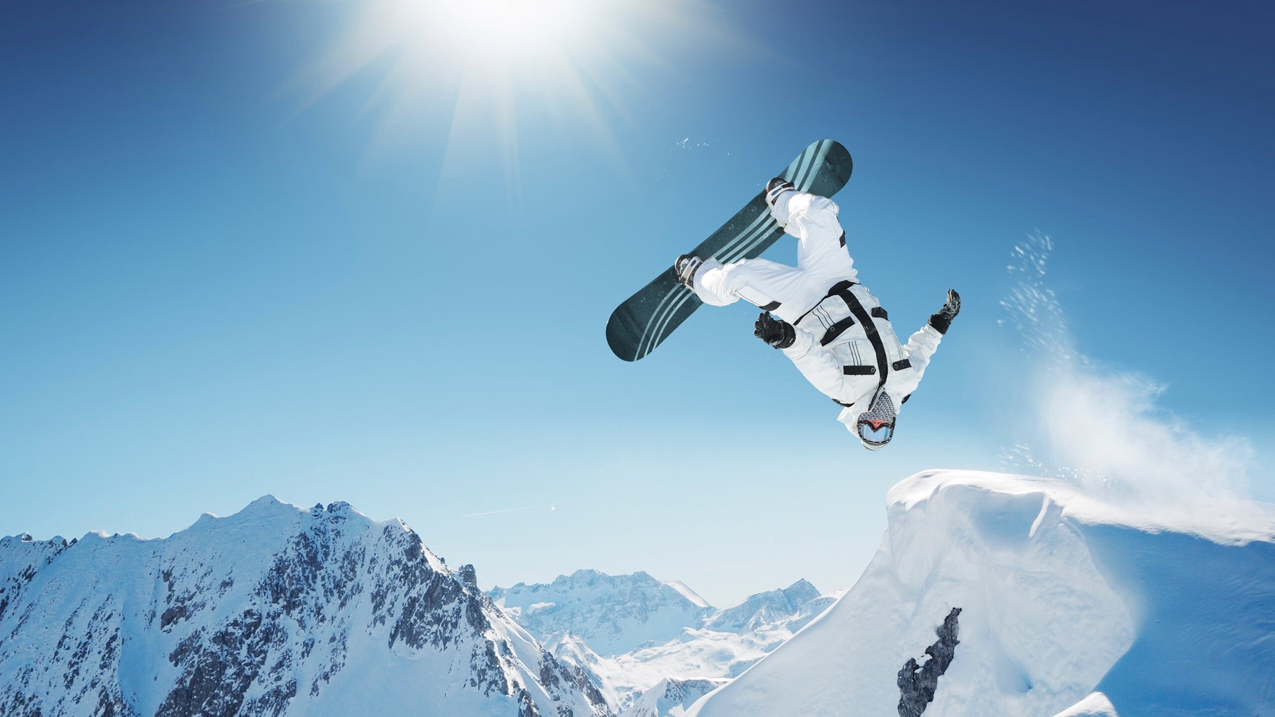 赛道上的心跳瞬间，迈凯伦险胜阿斯顿马丁，拉塞尔惊艳四座